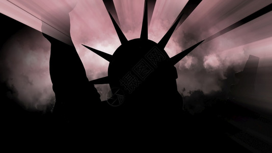 纽约市自由反对云和线的纽约市自由女神像图片