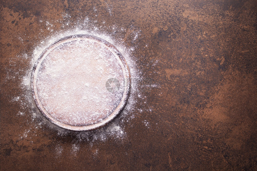面粉食品和披萨切饼板作为家自制烤面包在桌上的机概念图片