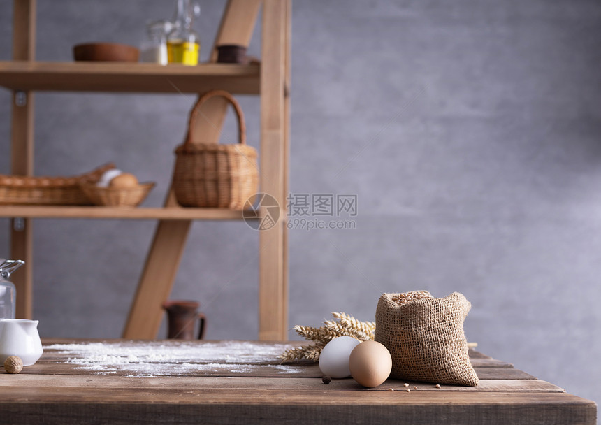 餐桌上自制面包做饭或烘烤的面包食品装在墙背景质地附近的木板桌顶上有复制空间图片