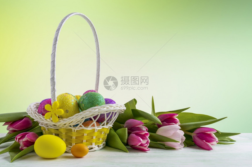 复活节快乐的优雅背景黄色篮子和郁金香的彩蛋复活节快乐的贺卡复制空间图片