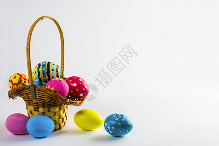 篮子中的彩色复活节鸡蛋以白色背景为篮子复活节背景符号制空间图片