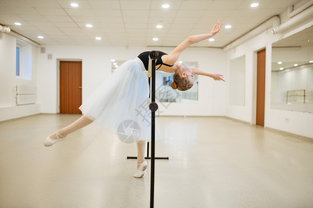 学员在芭蕾舞蹈课上练习优雅的舞蹈高清图片