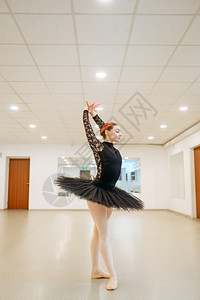 学员在芭蕾舞蹈课上练习优雅的舞蹈图片