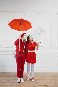 喜剧艺术家雨天时带伞的场景Pantomime剧场喜演员积极的情感幽默表演有趣的面孔模仿和严酷图片