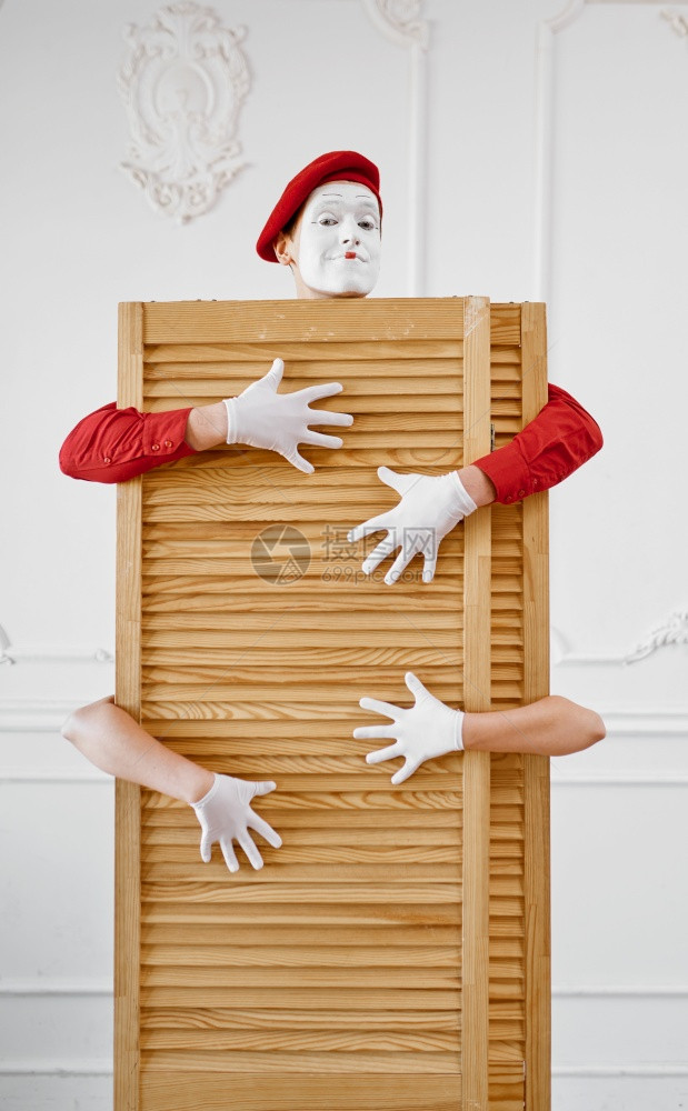 两个模仿艺术家有木板的场景Pantomime剧院喜演员积极的情感幽默表演有趣面孔模仿和严酷的表演图片