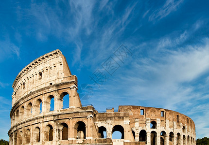罗马意大利巨石外的拱门古代蓝天背景和云层图片