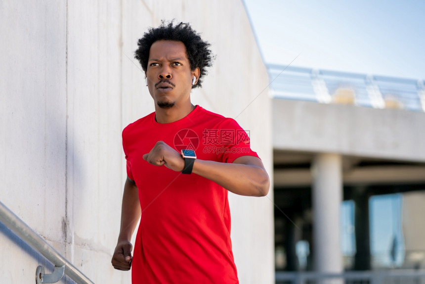 非洲运动员在街上户外跑步和锻炼运动健康的生活方式概念图片