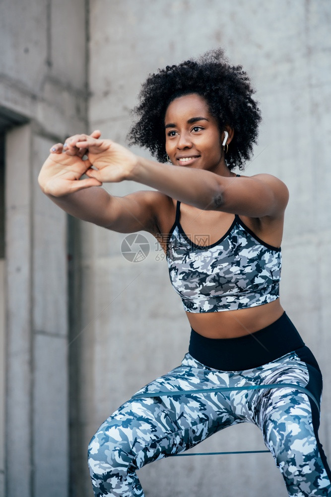 非洲运动妇女户外锻炼和干蹲脚活运动和健康的生活方式概念图片