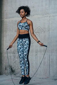 非洲运动女在户外锻炼和跳绳运动健康的生活方式图片
