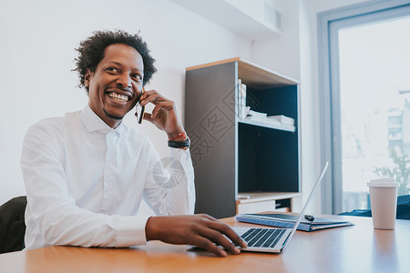 专业商人在现代办公室工作时通过电话交谈商业概念图片