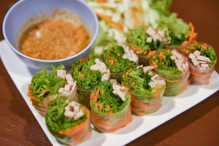 带蔬菜和猪肉的新鲜春卷和自制的花生酱泰国食品高清图片