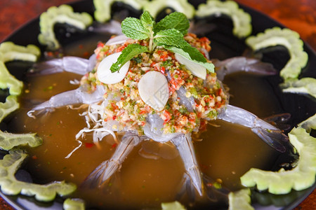 鱼酱中的辣沙拉虾新鲜生药草和加苦瓜的海鲜酱高清图片