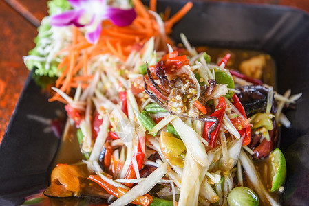 绿色木瓜沙拉和螃蟹泰国食物香辣沙拉药草图片