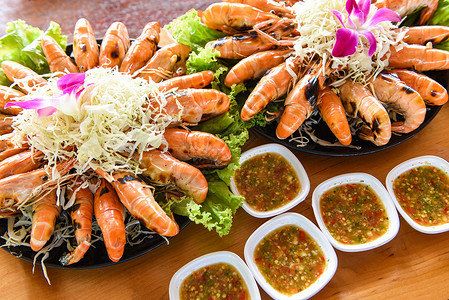 带新鲜蔬菜和海酱的虾在托盘上烤的餐具海鲜自助泰国食品图片