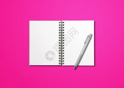 空开螺旋笔记本模型和在粉红色背景上隔离图片