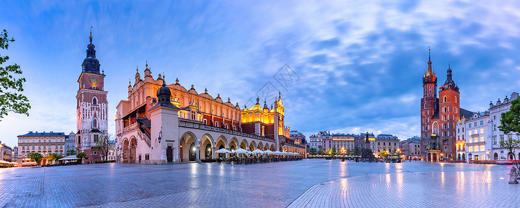 布代内克中世纪主要市场广全景早上在波兰克拉科夫老城与圣玛丽克洛特厅和市政大厦Basilica的Basilica举行波兰克拉科夫背景