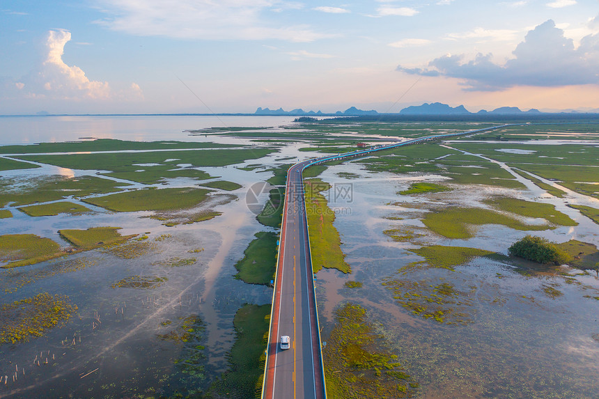 在PhangNgaBay湖泊海洋或泰公园山丘或的河流中以沼泽或环礁湖对公路高速进行空中观察图片