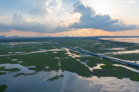 在PhangNgaBay湖泊海洋或泰公园和山丘或的沼泽环礁湖海洋河流的空中观测背景图片