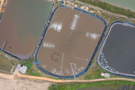 利用回收能源工业概念对水库大坝和进行空中观察以了解自然景观背下的电力图片
