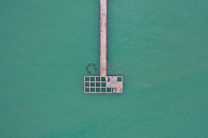 在旅行和运输概念中用蓝色绿宝石海水对岛屿洋或湾港口的旧码头或进行空中观察图片