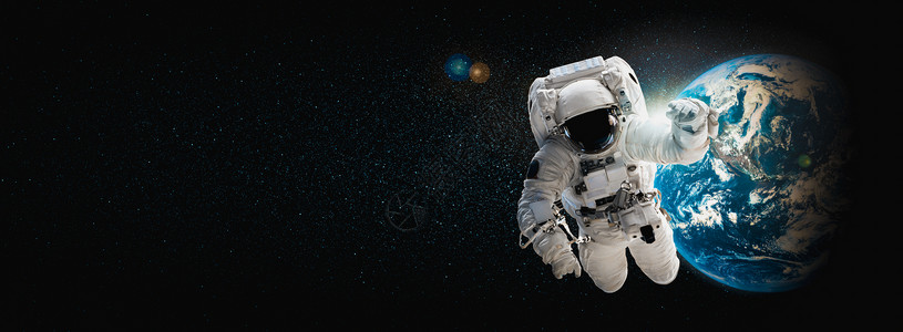 退格宇航员在为外层空间站工作时从事空间行走宇航员在空间运行时穿戴完整的太空服由美国航天局空间宇员照片提供的这一图像元素宇航员在空间站背景
