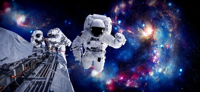 宇航员在为外层空间站工作时从事空间行走宇航员在空间运行时穿戴完整的太空服由美国航天局空间宇员照片提供的这一图像元素宇航员在空间站背景