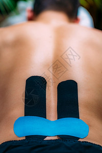 EliasticKinesilogy磁带位于下背的AdhesiveKinesilogic磁带患者背景图片