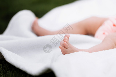 在户外白毯子上紧贴新生女婴脚母子和儿童概念母子和儿童概念图片