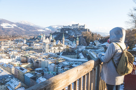 穿着冬衣的年轻女子正在享受着萨尔茨堡的风景萨尔茨堡历史中心图片