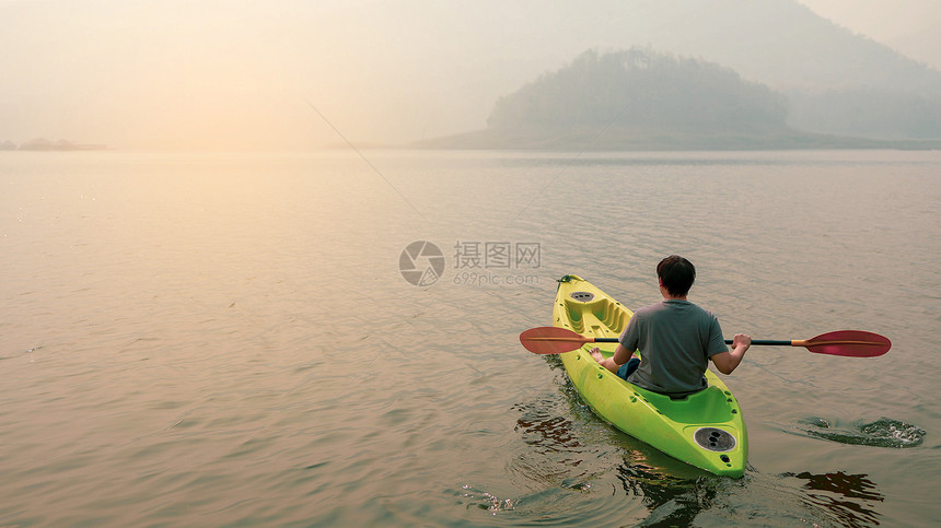 在湖边的Kayak水上运动Kayakers享受着美丽的日出图片