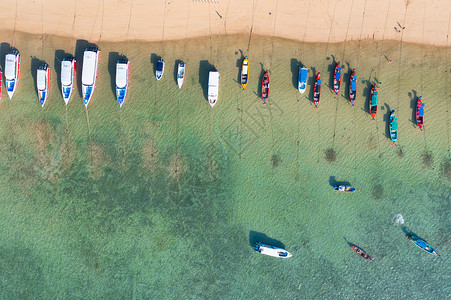 船在普吉海沙滩和的空中最顶端景象图片