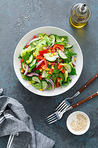 蔬菜新鲜有机沙拉配黄瓜红铃辣椒洋葱玉米和绿色生菜图片