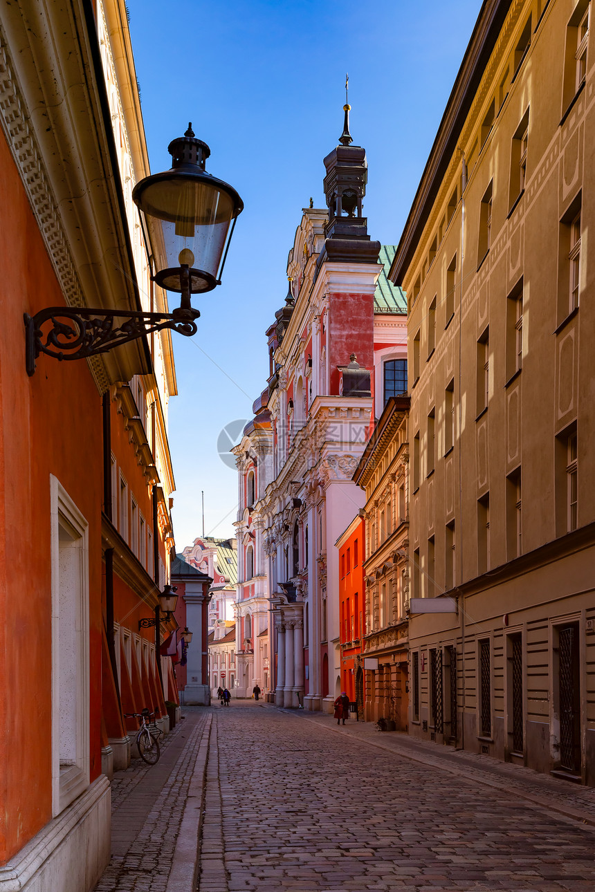 波兰兹南老城的美丽狭窄街道波兰兹南老城图片
