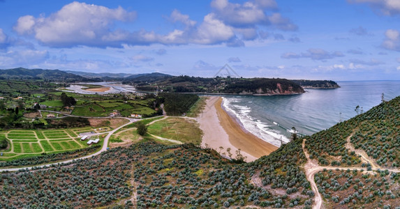 西班牙北部阿斯图里亚美丽的罗迪勒海滩全景图片