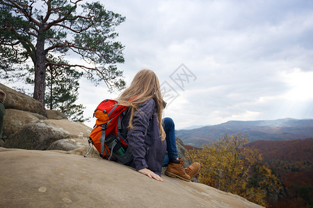 坐在乌克兰喀尔巴阡山脉的岩石上高清图片