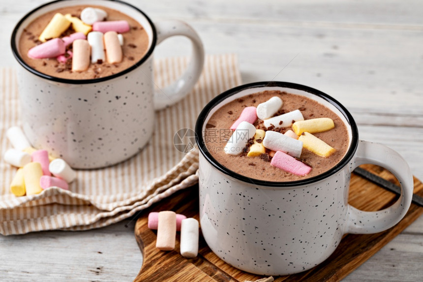 热巧克力和棉花糖在木背景的杯子上加棉花糖图片