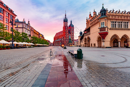 波兰克拉科夫日出时分旧城中世纪主要市场广上的圣玛丽巴西利卡主要市场广图片