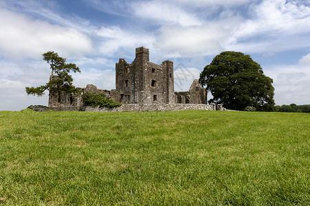 爱尔兰城堡爱尔兰一片草地中间的小古老城堡背景