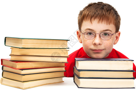 带眼镜和白背景书籍的男孩图片