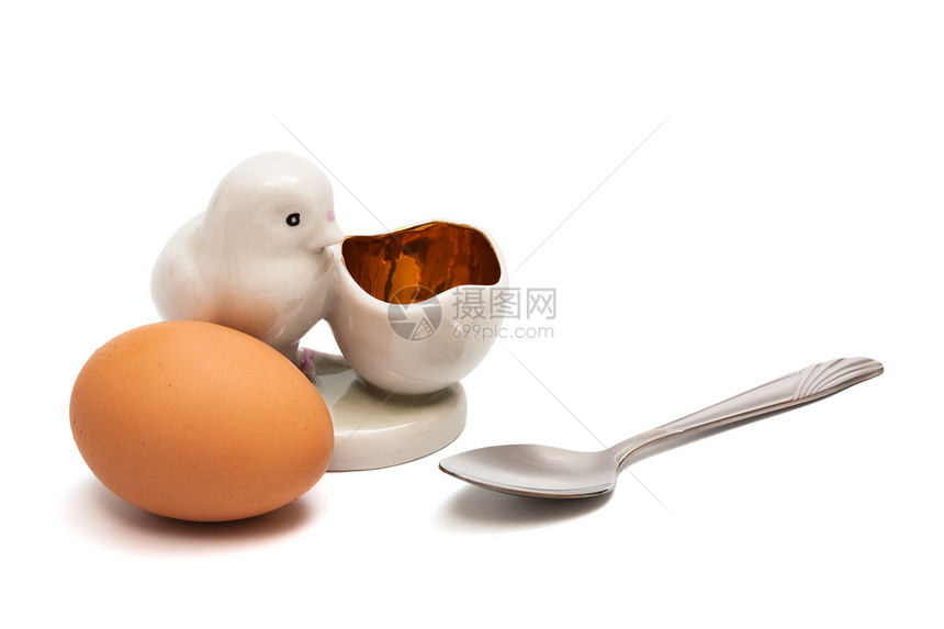 白背景上的鸡蛋和勺子图片