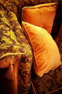 美丽的沙发上软黄色枕头图片