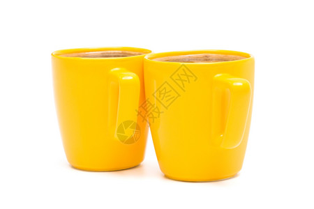 两杯黄色咖啡白背景的咖啡图片