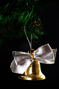 人造圣诞树上的金铃图片