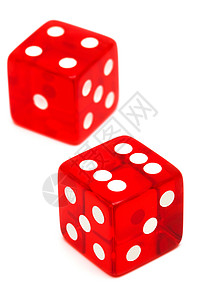 白色背景上透明的红色骰子高清图片