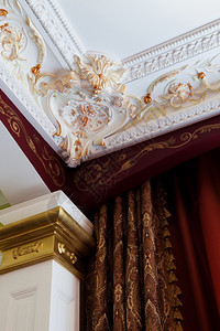 在天花板和窗帘上的stuccoonthe天花板和富豪公寓的窗帘图片