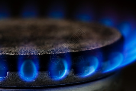 厨房用深蓝火焰燃烧煤气图片