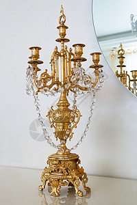 金色花边镜子金色的烛台用镜子对着墙壁背景