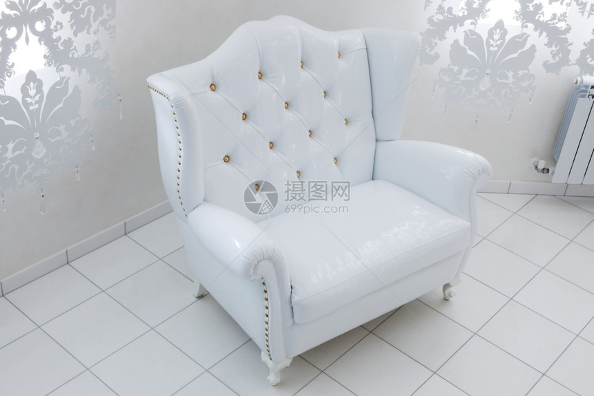 现代公寓中美丽的白色椅子图片