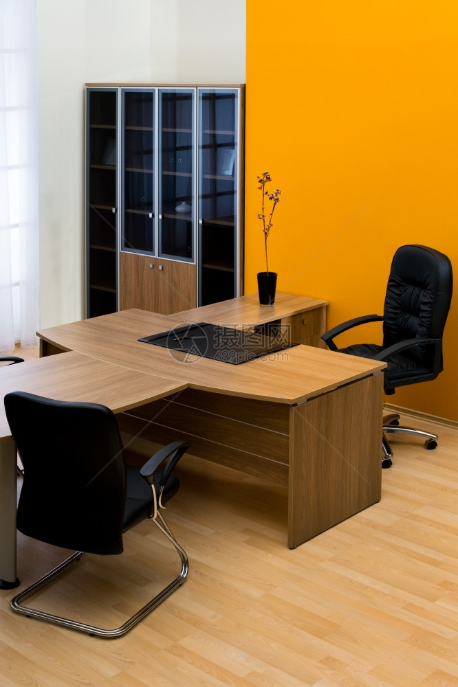现代办公室的大型木制办公桌图片