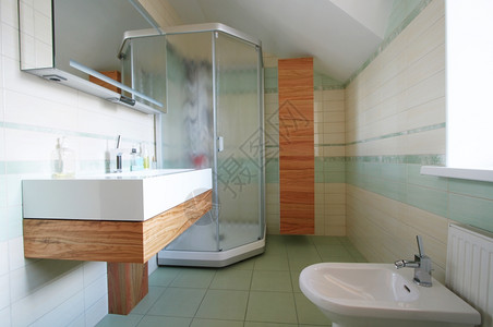 现代浴室的洗手间和图片